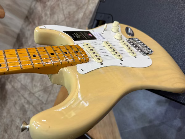 Secondhand American Vintage II 1957 Stratocaster Maple Fingerboard Vintage Blonde