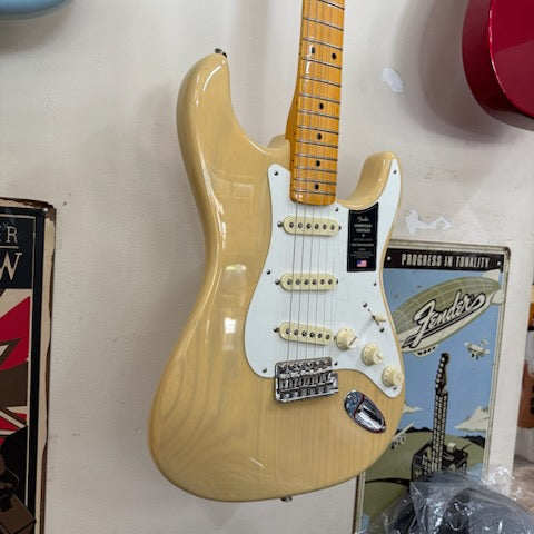 Secondhand American Vintage II 1957 Stratocaster Maple Fingerboard Vintage Blonde